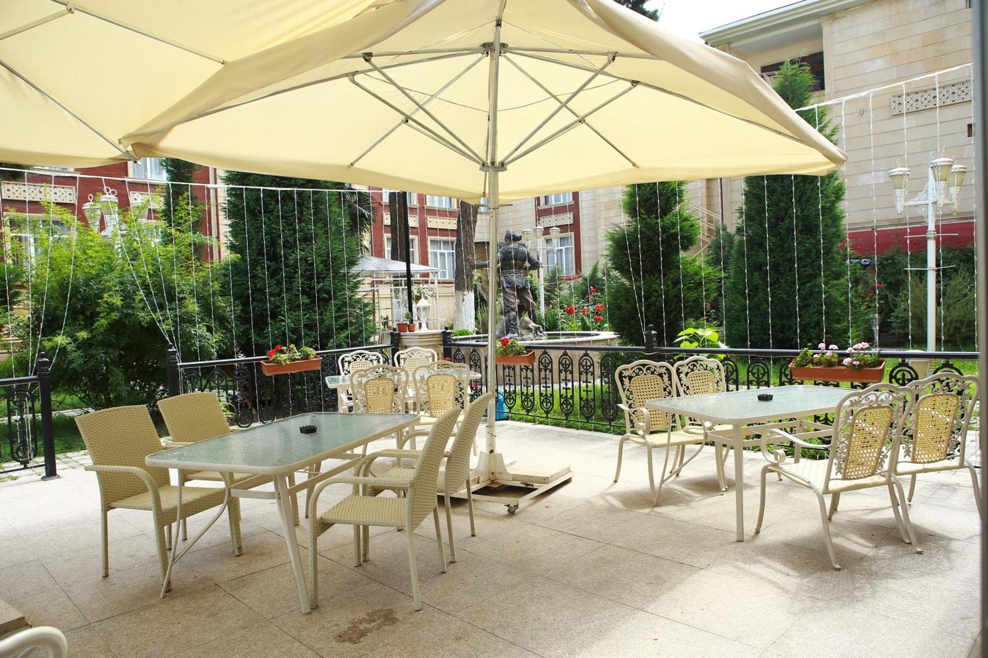Deluxe Hotel Gəncə Exteriör bild