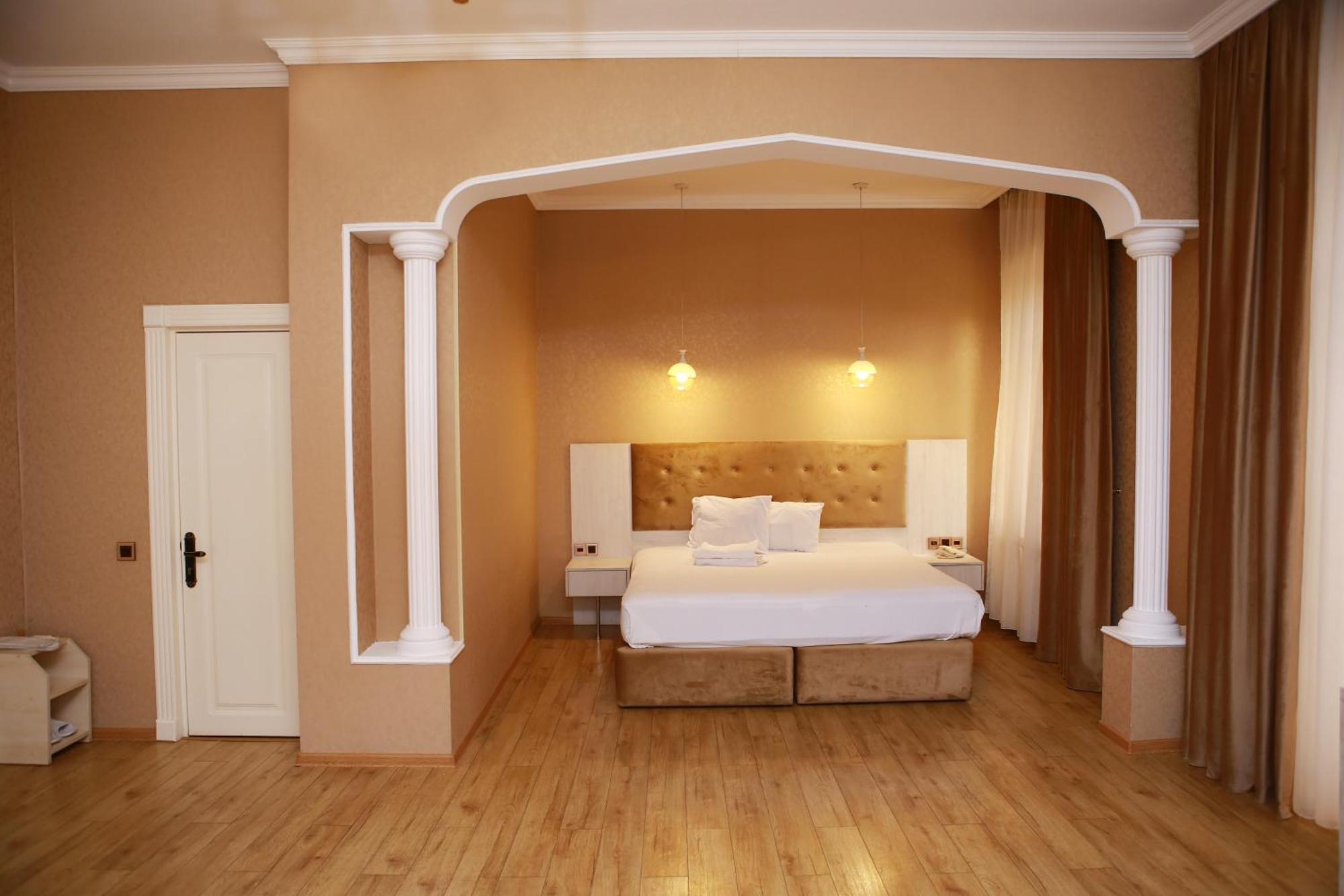 Deluxe Hotel Gəncə Exteriör bild